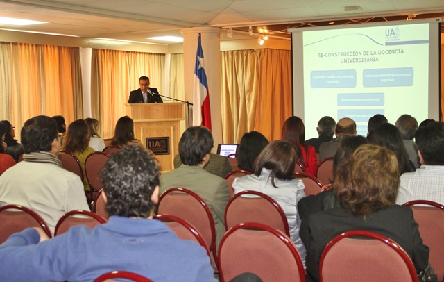 El Vicerrector Académico, Milenko del Valle, presentó el tema Re –Construcción de la docencia universitaria y procesos cognitivos