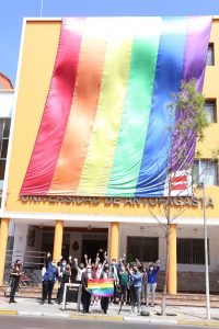 La bandera de la diversidad fue desplegada en el frontis del Campus Angamos