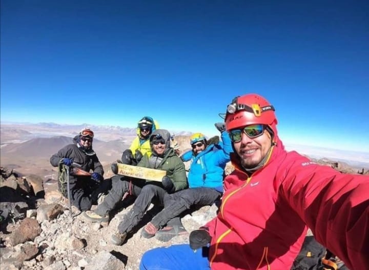 Académico de la UA encabeza expedición trinacional a la cumbre del cerro Zapaleri